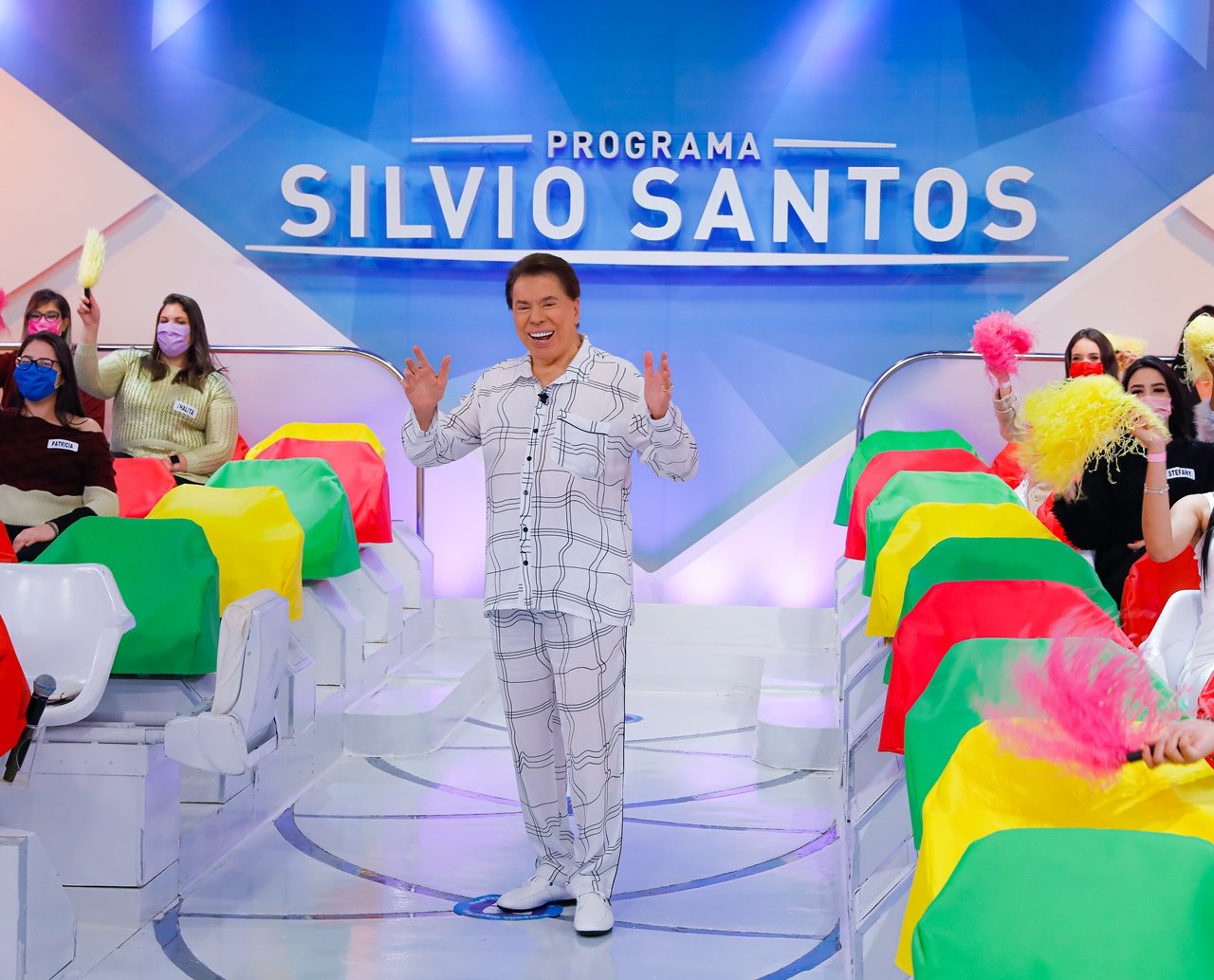 Silvio Santos surpreende ao aparecer vestido de pijama para apresentar programa de Dia dos Pais