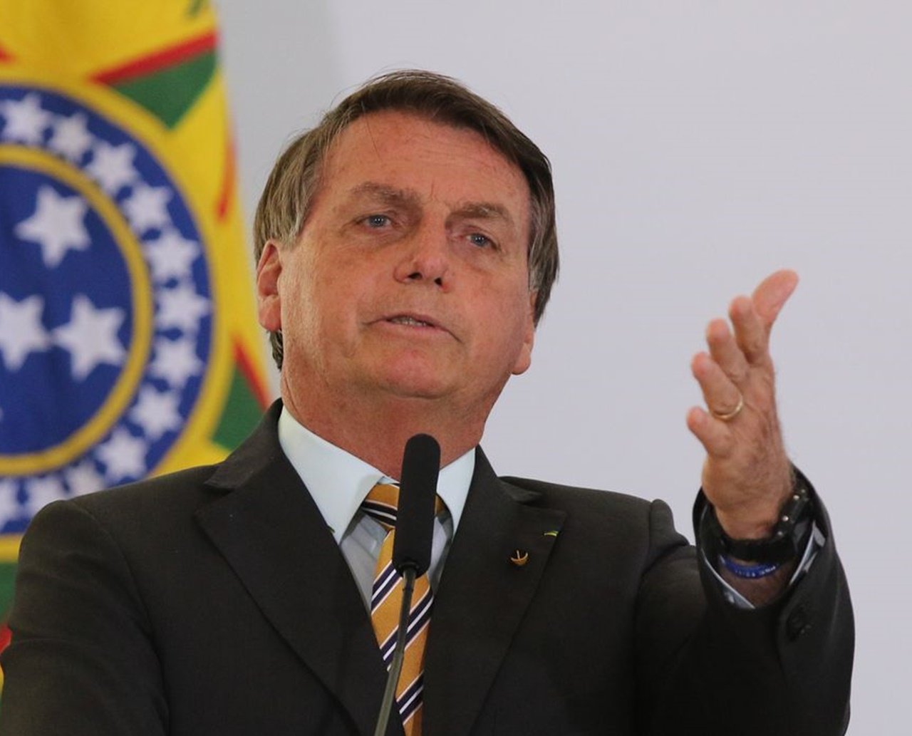 Em live semanal, Bolsonaro ataca presidente do TSE e Ministro do STF: "não podem dar 'piruada' sobre o governo"