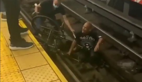 'Herói disfarçado': homem desce até os trilhos de trem para salvar cadeirante que caiu da plataforma de metrô; assista