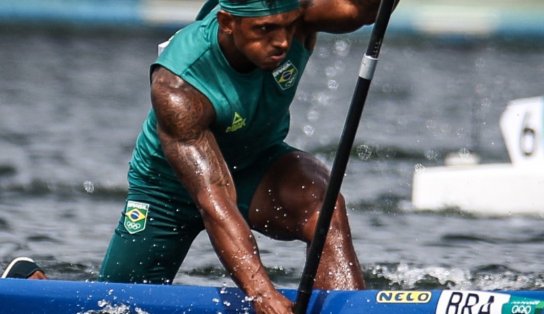 É OURO! Baiano Isaquias Queiroz é campeão olímpico na canoagem C1; "nem consigo chorar de tão feliz"