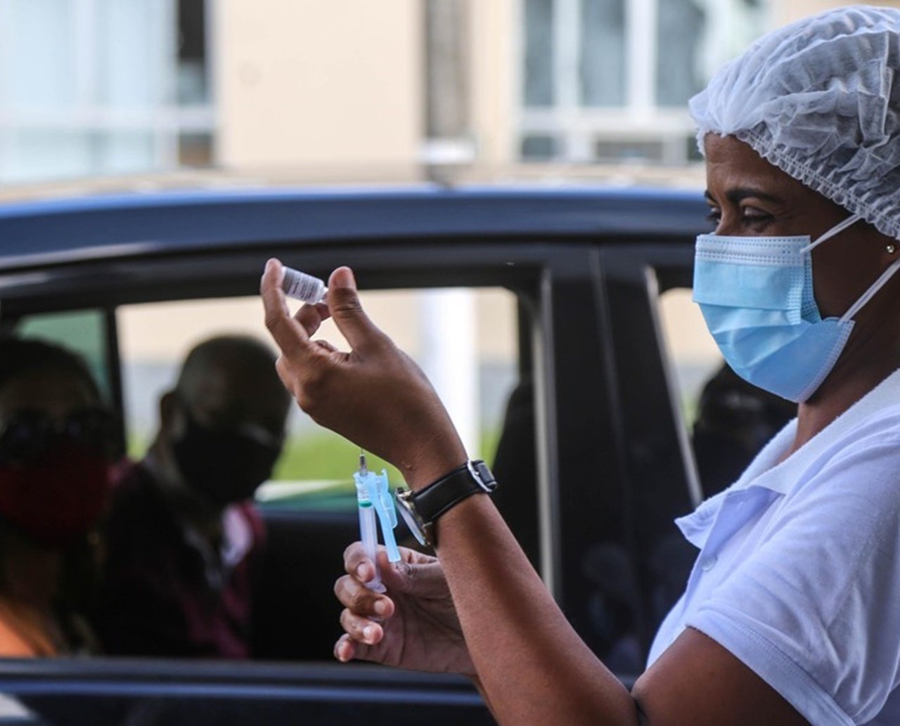 Aplicação da 1ª e 2ª dose da vacina contra Covid-19 é suspensa em Salvador neste domingo