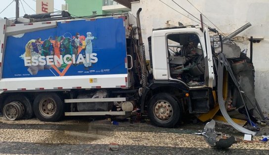 Caminhão da coleta de lixo colide contra loja de tecidos e barraca no bairro de Amaralina; acidente deixou quatro feridos