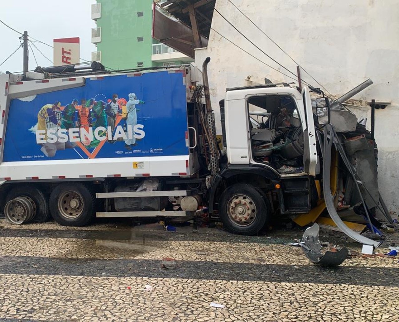 Caminhão da coleta de lixo colide contra loja de tecidos e barraca no bairro de Amaralina; acidente deixou quatro feridos