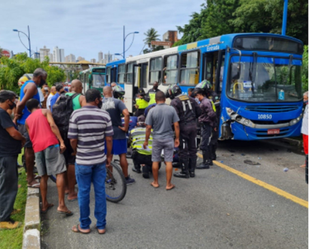 Agente da Transalvador fica ferido após acidente envolvendo ônibus na Via Exclusiva da Vasco da Gama 