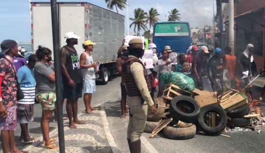 Mãe de garoto morto enquanto trabalhava em Itapuã protesta e relata tensão durante enterro; "irmão quase não resistiu"