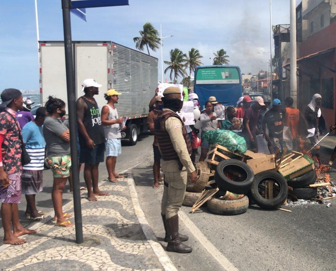 Mãe de garoto morto enquanto trabalhava em Itapuã protesta e relata tensão durante enterro; "irmão quase não resistiu"