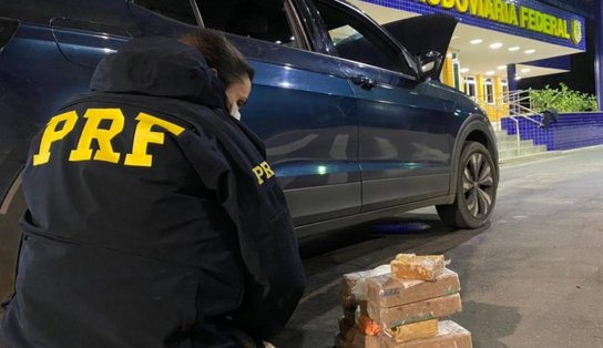 Fuga na rodovia: homem desobedece a ordem de parada policial e abandona carro que transportava 16 kg de drogas