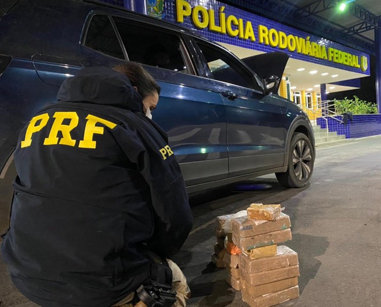 Fuga na rodovia: homem desobedece a ordem de parada policial e abandona carro que transportava 16 kg de drogas