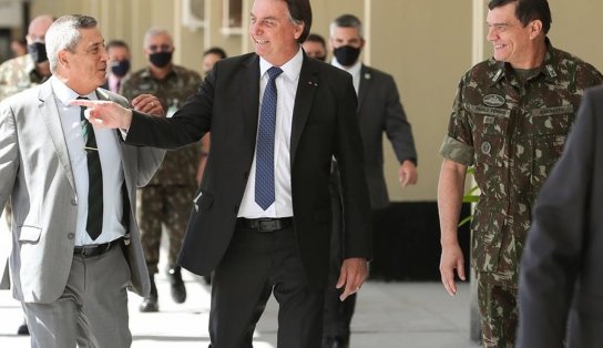 No dia que PEC sobre voto impresso será votada, militares desfilam na Esplanada sob os olhares de Bolsonaro