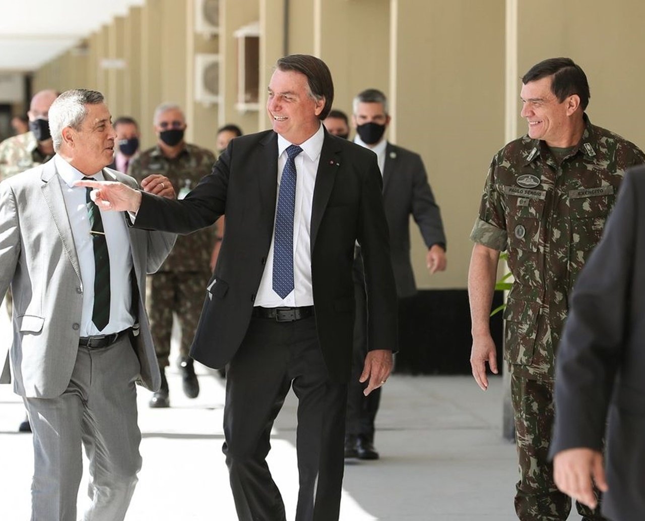 No dia que PEC sobre voto impresso será votada, militares desfilam na Esplanada sob os olhares de Bolsonaro