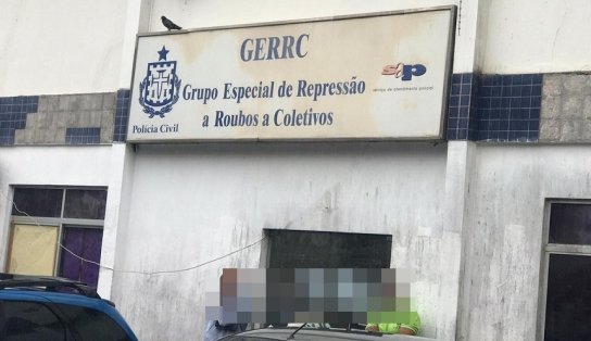 Suspeito de assalto chega à delegacia portando revólver e é desarmado antes de entrar na cela; entenda