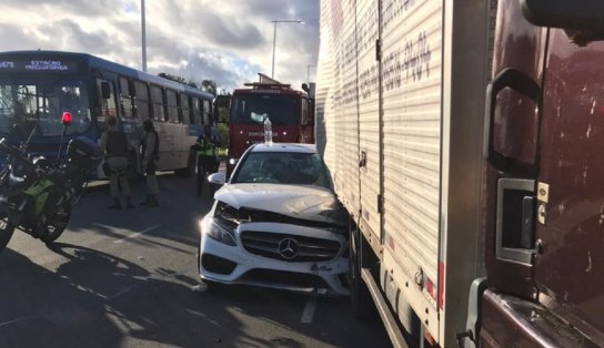 Pelo menos, três pessoas ficam feridas em acidente envolvendo carro e caminhão em Stella Maris