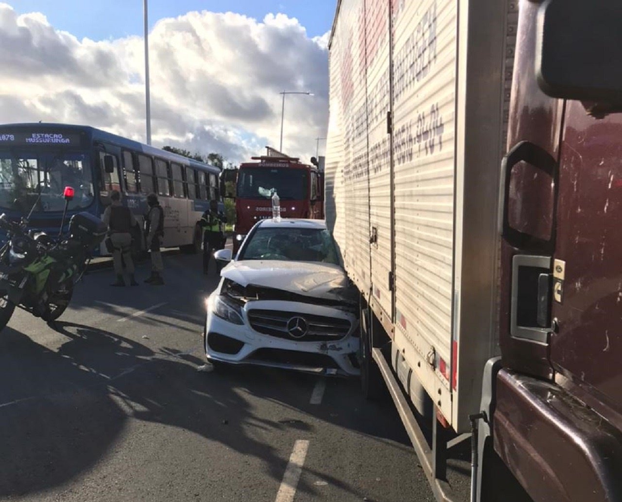 Pelo menos, três pessoas ficam feridas em acidente envolvendo carro e caminhão em Stella Maris