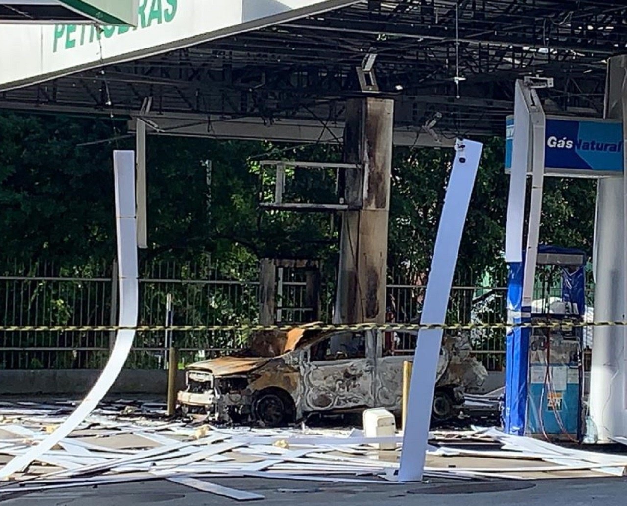 Cilindro de gás natural explode durante abastecimento de carro deixando funcionários feridos em posto de combustíveis de Salvador