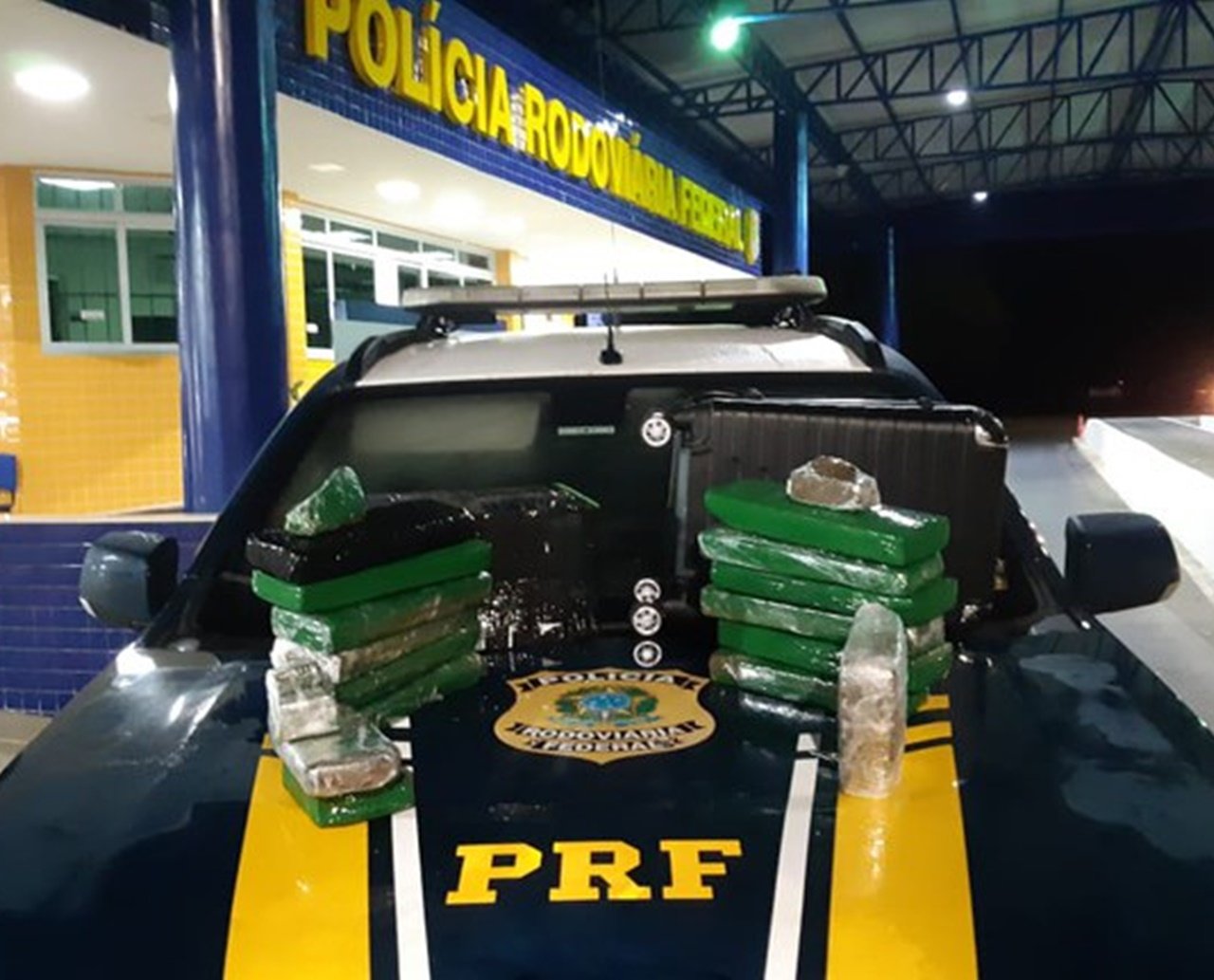 PRF apreende 14 kg de maconha em ônibus interestadual na Bahia; droga seria entregue em Feira de Santana 