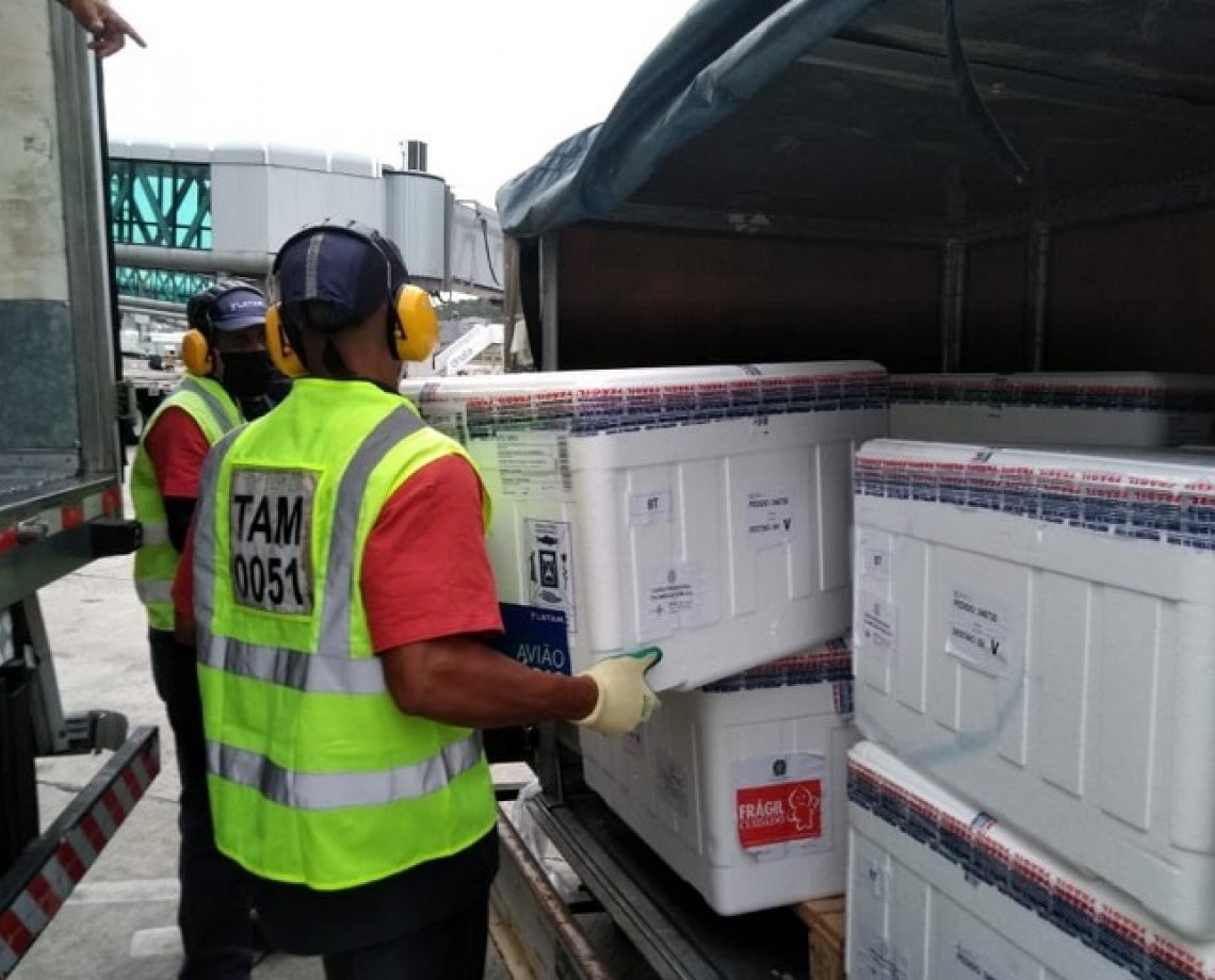 Novas remessas de Coronavac e Pfizer chegam à Bahia nesta sexta-feira; ao todo são quase 315 mil doses de imunizantes contra a Covid-19