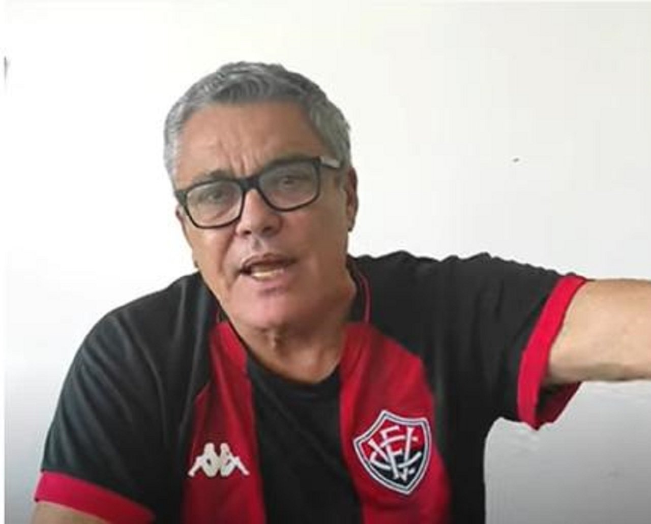 Paulo Carneiro vai à delegacia do idoso e diz que ex-namorada furtou objetos de sua casa