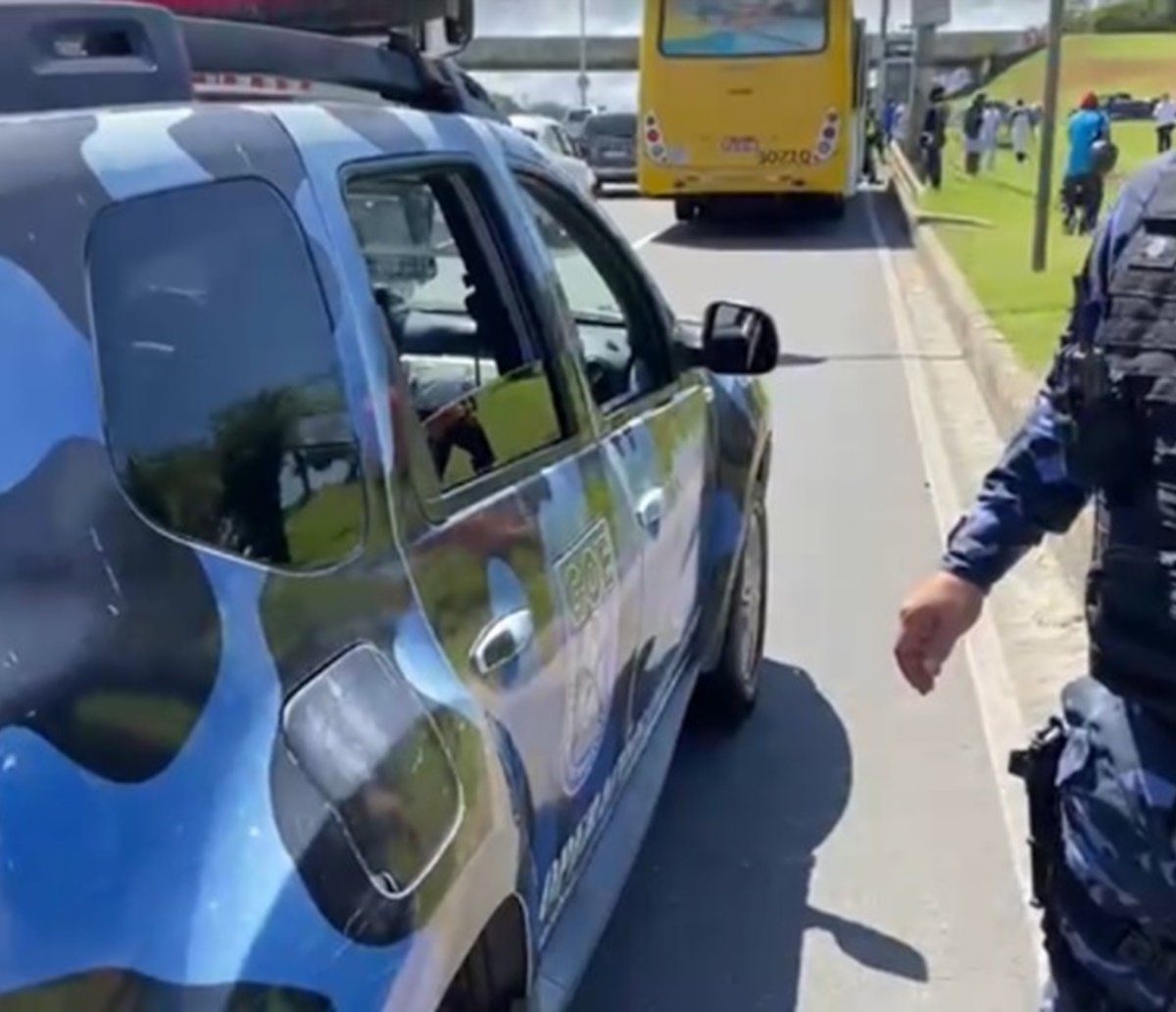 Terror no ônibus: "passageiro fantasma" reage a assalto e deixa bandido baleado na Avenida Paralela; "surpresa", diz motorista 