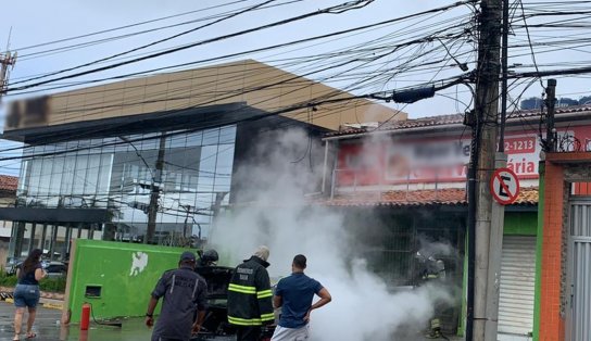 VÍDEO: carro pega fogo em frente à clínica veterinária na Avenida Pinto de Aguiar