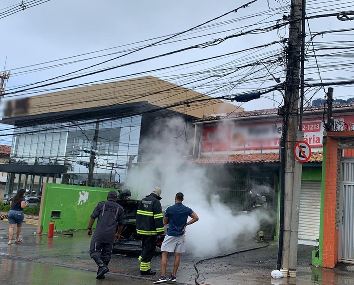 VÍDEO: carro pega fogo em frente à clínica veterinária na Avenida Pinto de Aguiar