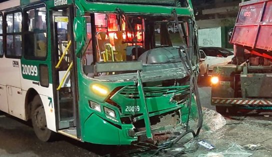 Dois rodoviários ficam feridos após ônibus colidir contra caminhão de coleta de lixo no bairro do Stiep, em Salvador