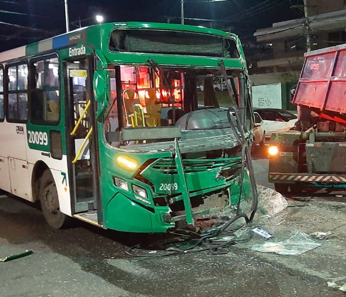 Dois rodoviários ficam feridos após ônibus colidir contra caminhão de coleta de lixo no bairro do Stiep, em Salvador