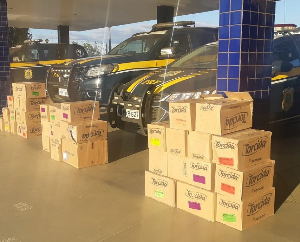 Envolvidos em saques de carga de salgadinhos s&atilde;o presos no interior da Bahia; produtos foram levados de caminh&atilde;o tombado