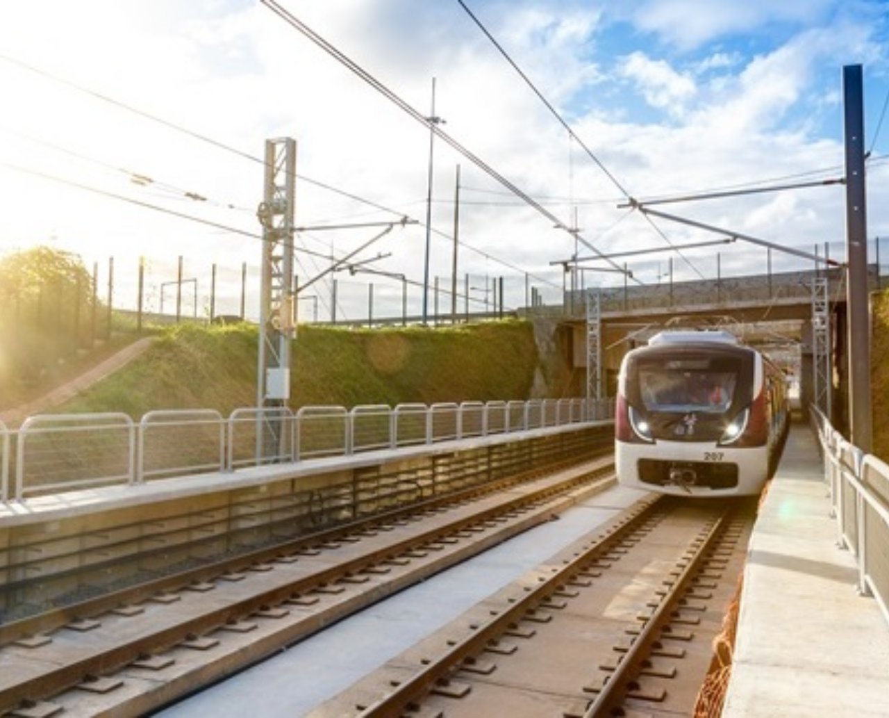 Nervoso, homem que pedia "cafezinho" no metrô de Salvador puxa facão para seguranças e é preso 