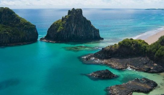 Distribuição de pulseiras que diferencia turistas pelo valor da conta bancária gera polêmica em Fernando de Noronha