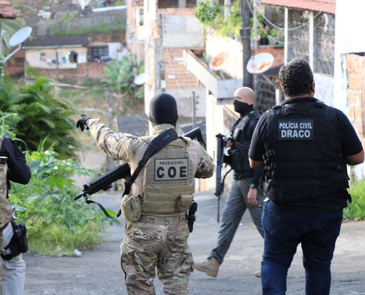 Após ocupar o bairro de Valéria, polícia cumpre mandados na região em uma operação que combate o tráfico e a violência