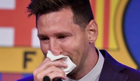 Pagaria? Lenço usado por Messi em adeus do Barça é colocado à venda por R$ 5,2 milhões