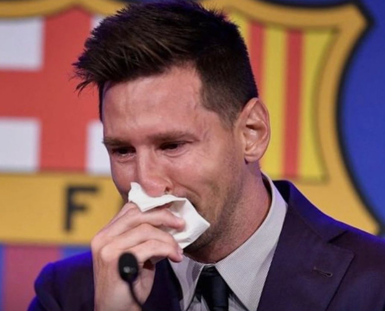 Pagaria? Lenço usado por Messi em adeus do Barça é colocado à venda por R$ 5,2 milhões