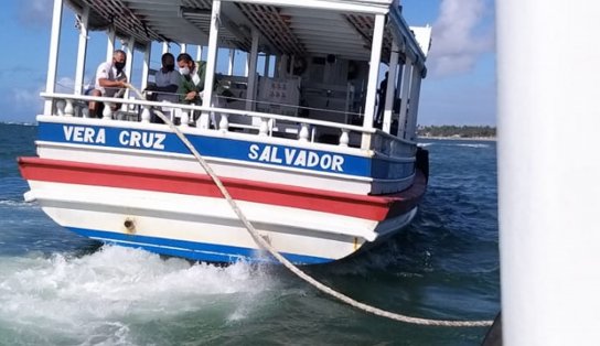 Lanchinha fica à deriva e passageiros precisam trocar de embarcação na Baía de Todos-os-Santos; "pânico" 