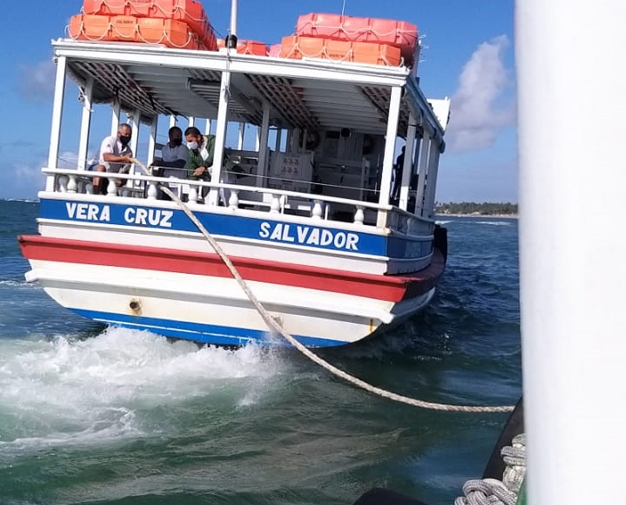 Lanchinha fica à deriva e passageiros precisam trocar de embarcação na Baía de Todos-os-Santos; "pânico" 