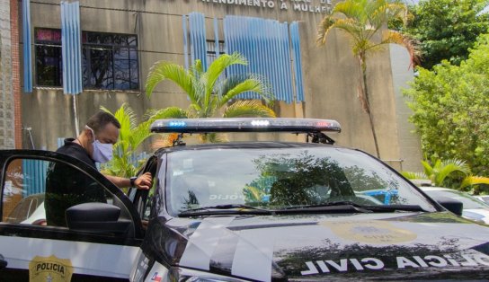 Preso morador em situação de rua que tentou cortar cabelo da esposa e ateou fogo na vítima em Salvador