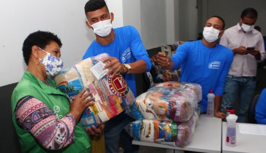 Baleiros contemplados pelo programa Salvador por Todos recebem cestas básicas