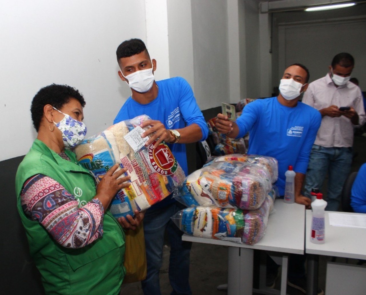 Baleiros contemplados pelo programa Salvador por Todos recebem cestas básicas