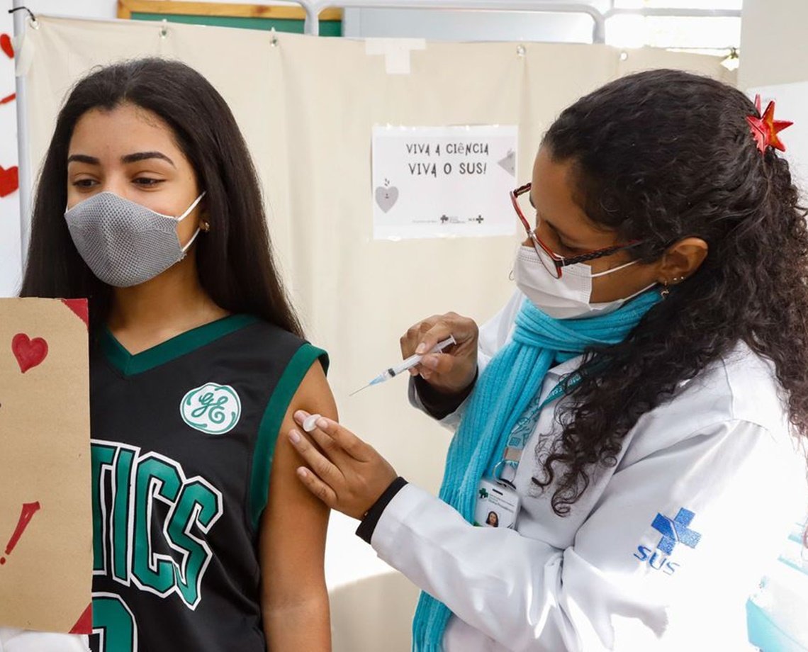 Adolescentes de 12 a 17 anos com comorbidades começam a ser vacinados nesta segunda-feira, em Salvador