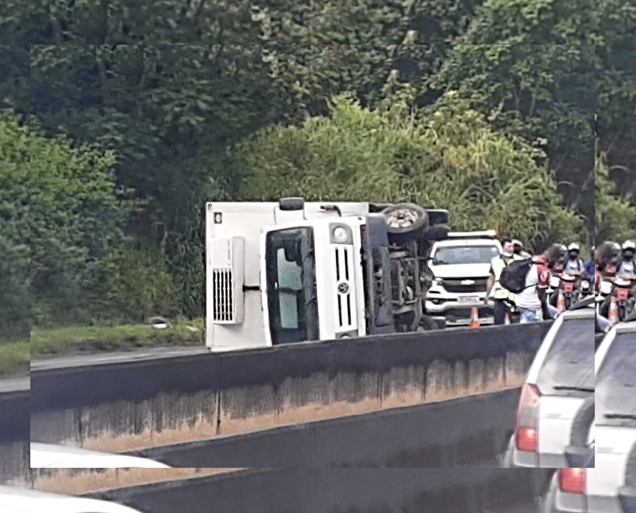 Caminhão tomba na BR-324 e causa engarrafamento de mais de 10 km no sentido de quem segue para Feira de Santana