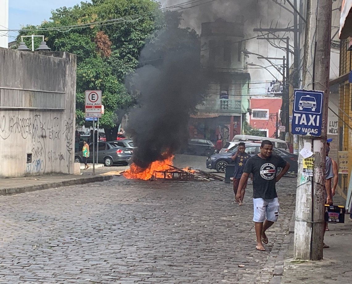 Idoso de 98 anos que matou rapaz no Centro de Salvador era PM aposentado e chegou a ser preso; vizinhos protestam