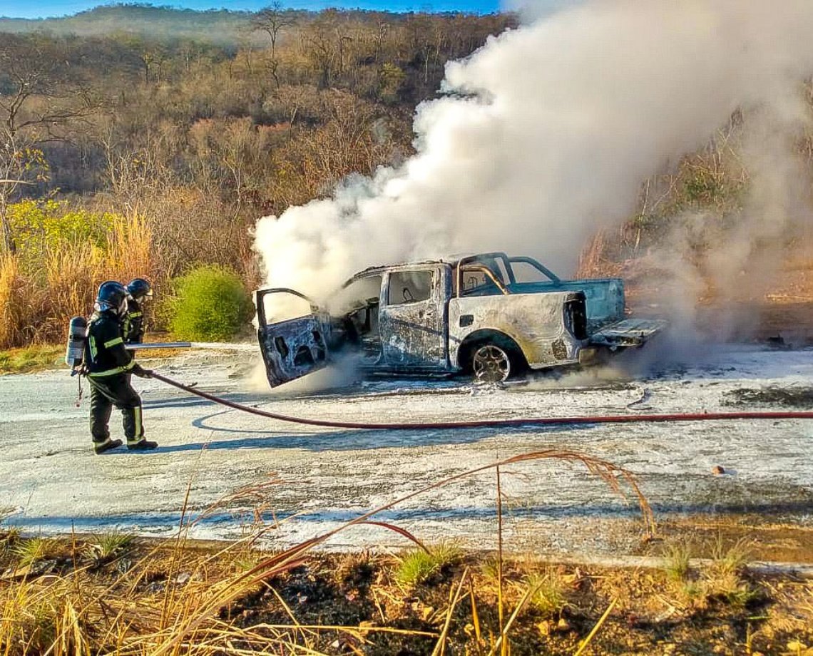 Caminhonete fica completamente destruída após pegar fogo em Barreiras; não há registro de vítimas