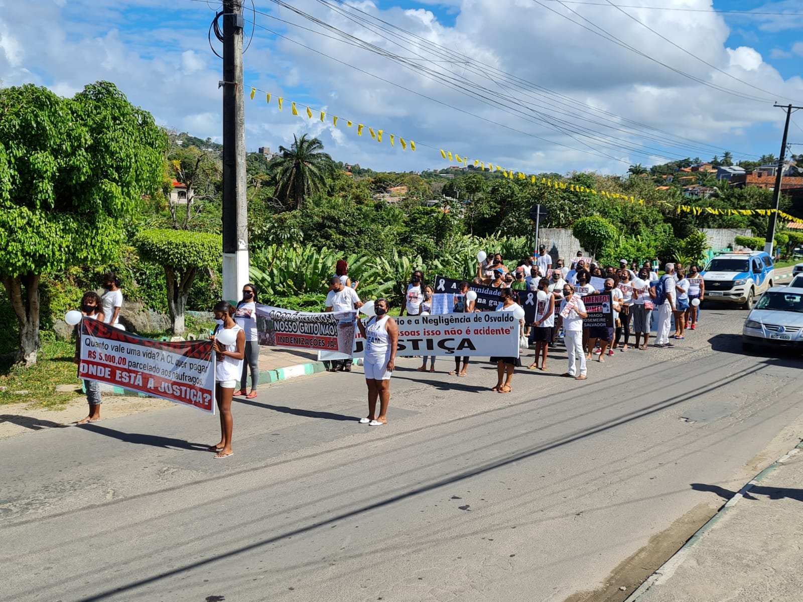 Sobreviventes protestam após tragédia com a Cavalo Marinho I completar quatro anos; "a gente continua sem resposta" 