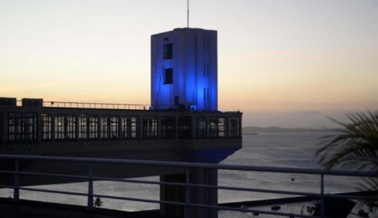 Elevador Lacerda ganha iluminação azul para homenagear psicólogos; saiba quando