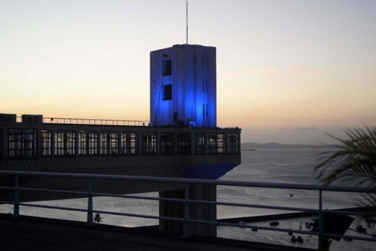 Elevador Lacerda ganha iluminação azul para homenagear psicólogos; saiba quando