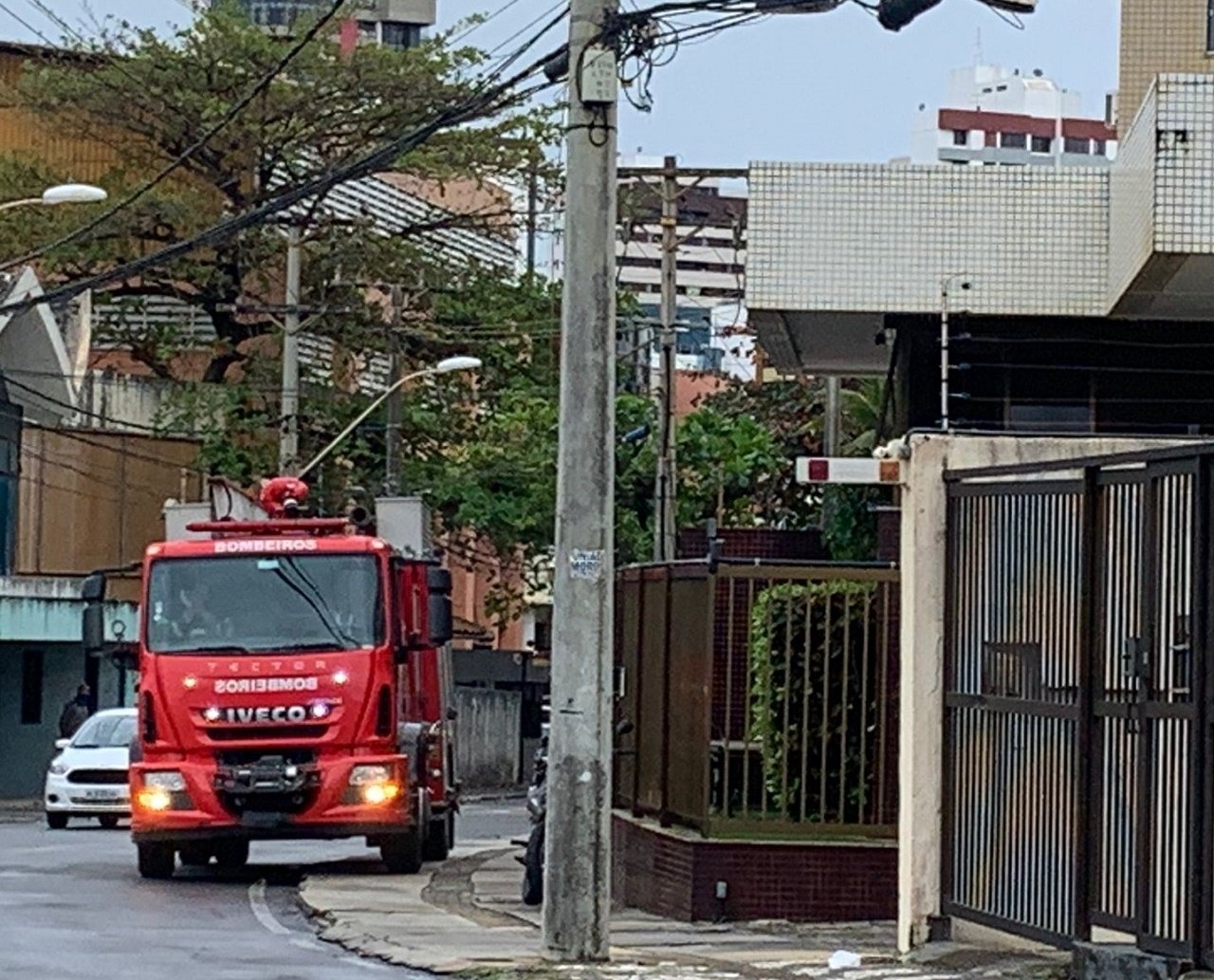 Princípio de incêndio atinge apartamento de prédio residencial no bairro do Costa Azul, em Salvador