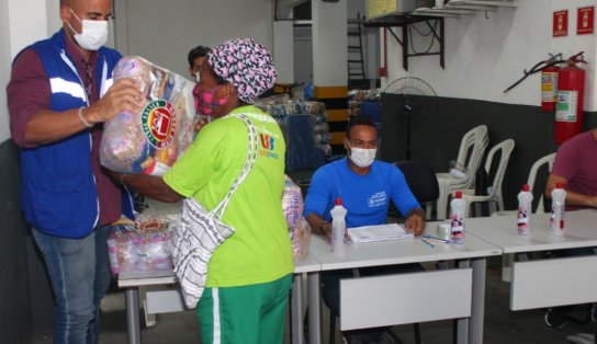 Mais três categorias de beneficiários do programa Salvador por Todos recebem cestas básicas nesta quarta