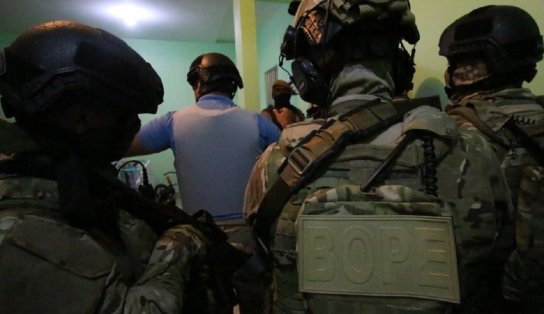 Bope libera três reféns feitos por criminosos que entraram em confronto com policiais militares no IAPI; veja  vídeos