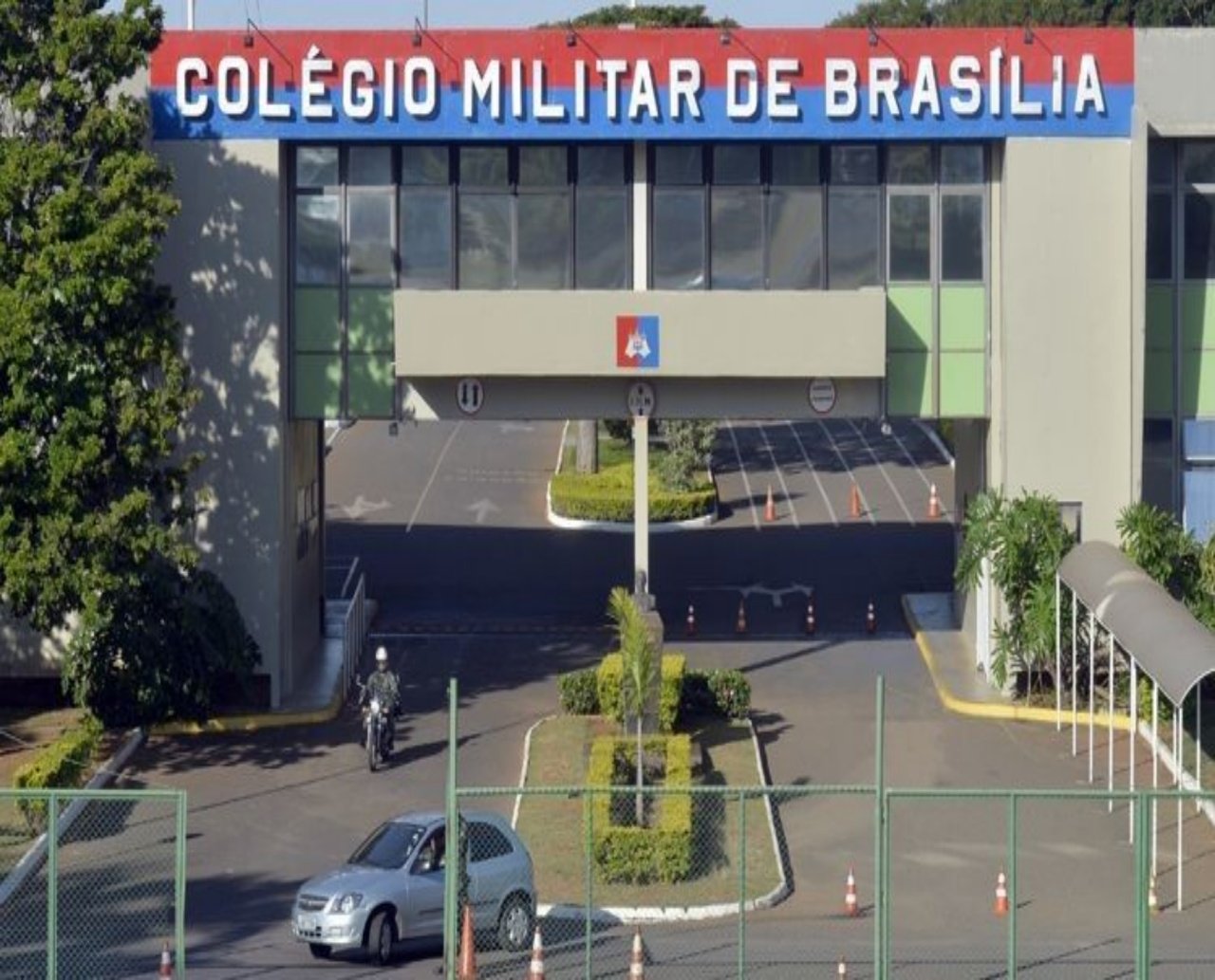 Bolsonaro pede para matricular filha de 10 anos em colégio militar sem que ela passe pela seleção; "tenho direito" 