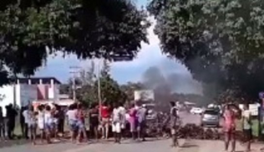 Grupo realiza protesto na ilha de Itaparica após família responsabilizar policiais pela morte de pedreiro; veja vídeo