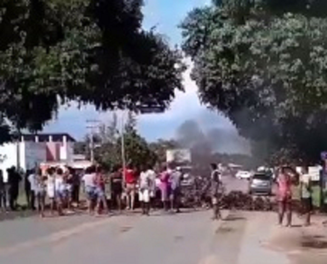 Grupo realiza protesto na ilha de Itaparica após família responsabilizar policiais pela morte de pedreiro; veja vídeo